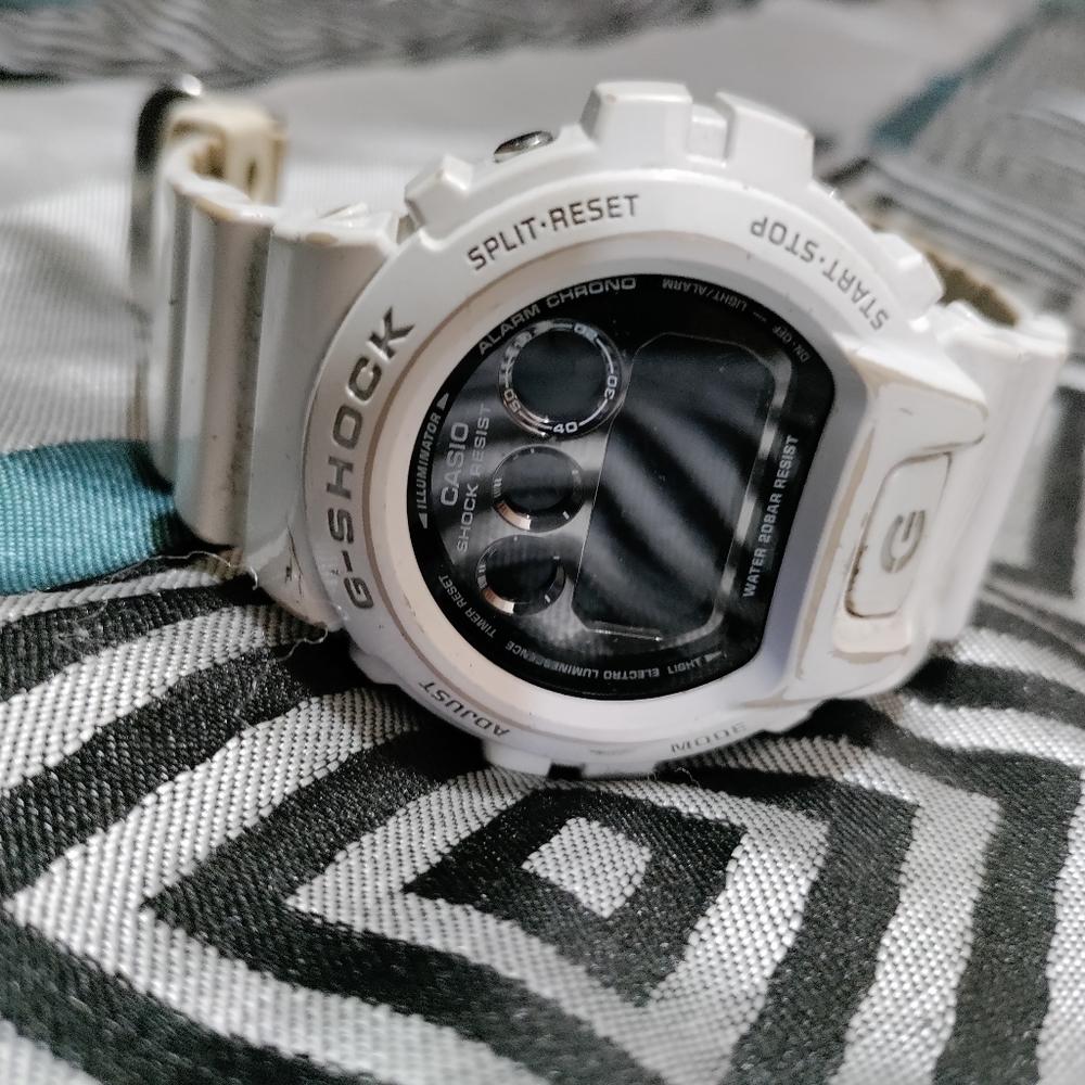 White G-Shock wrist watch - Picture 2 of 3